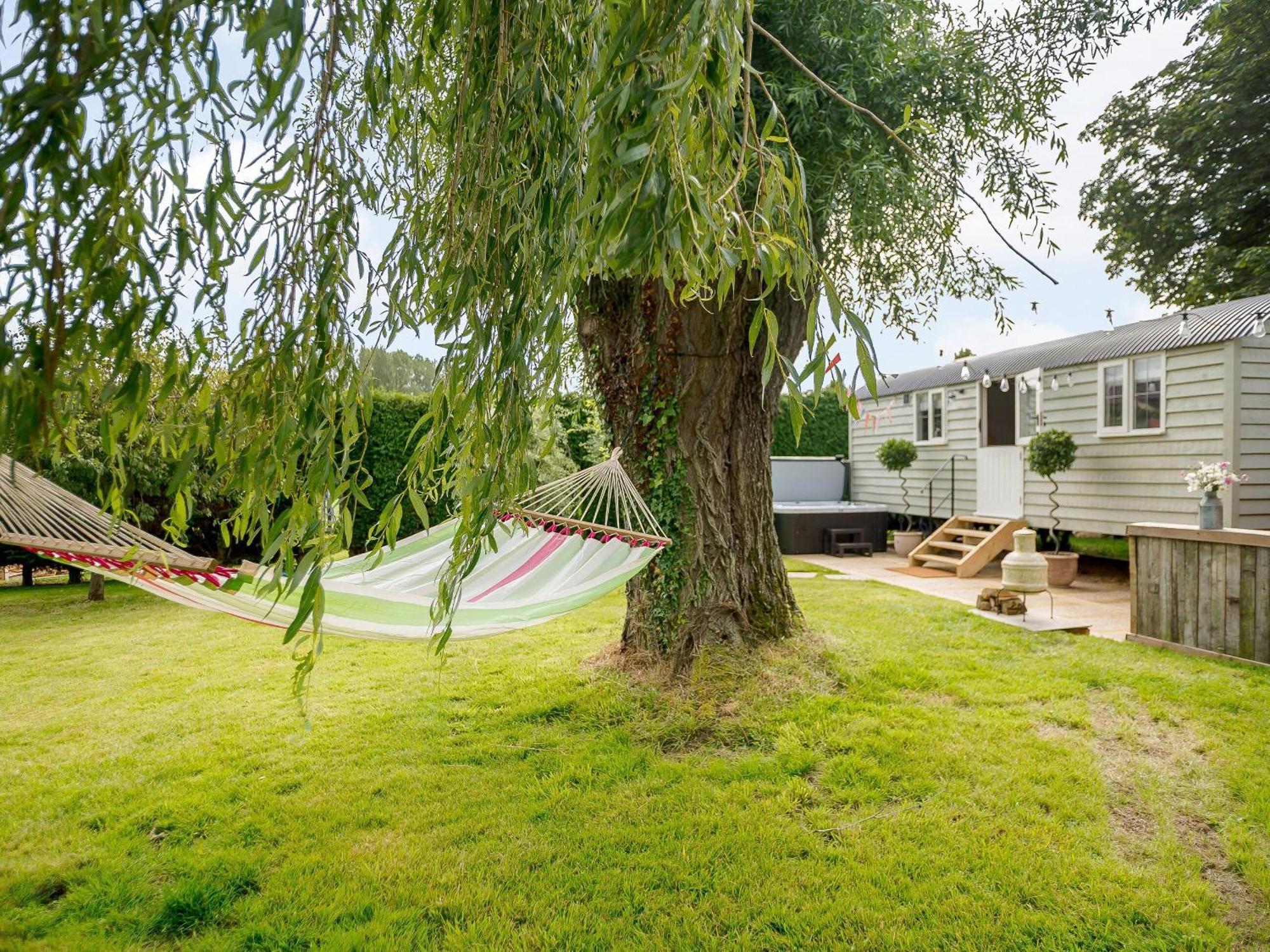 Under Willows - Uk12608 Burton Overy エクステリア 写真