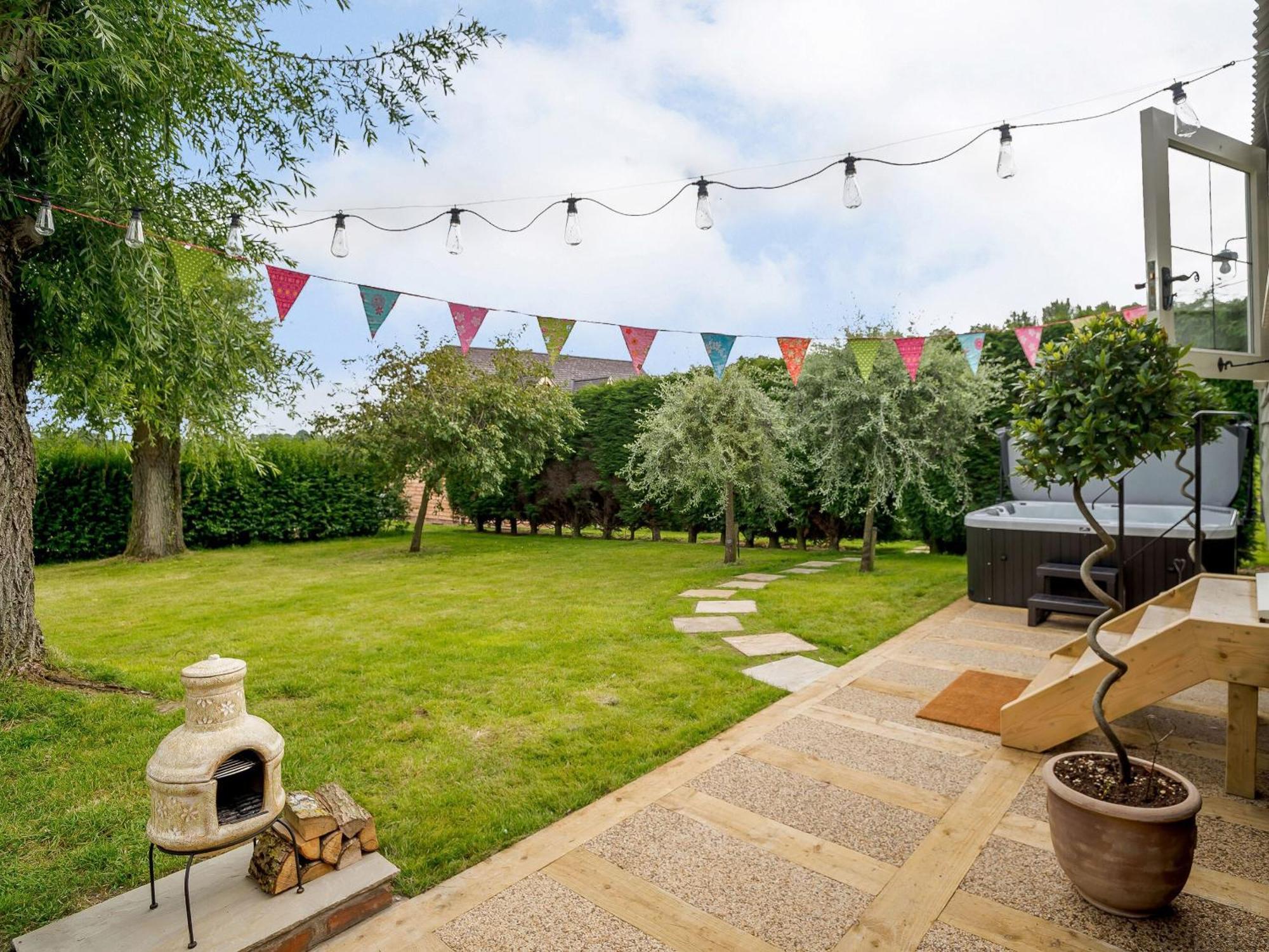 Under Willows - Uk12608 Burton Overy エクステリア 写真